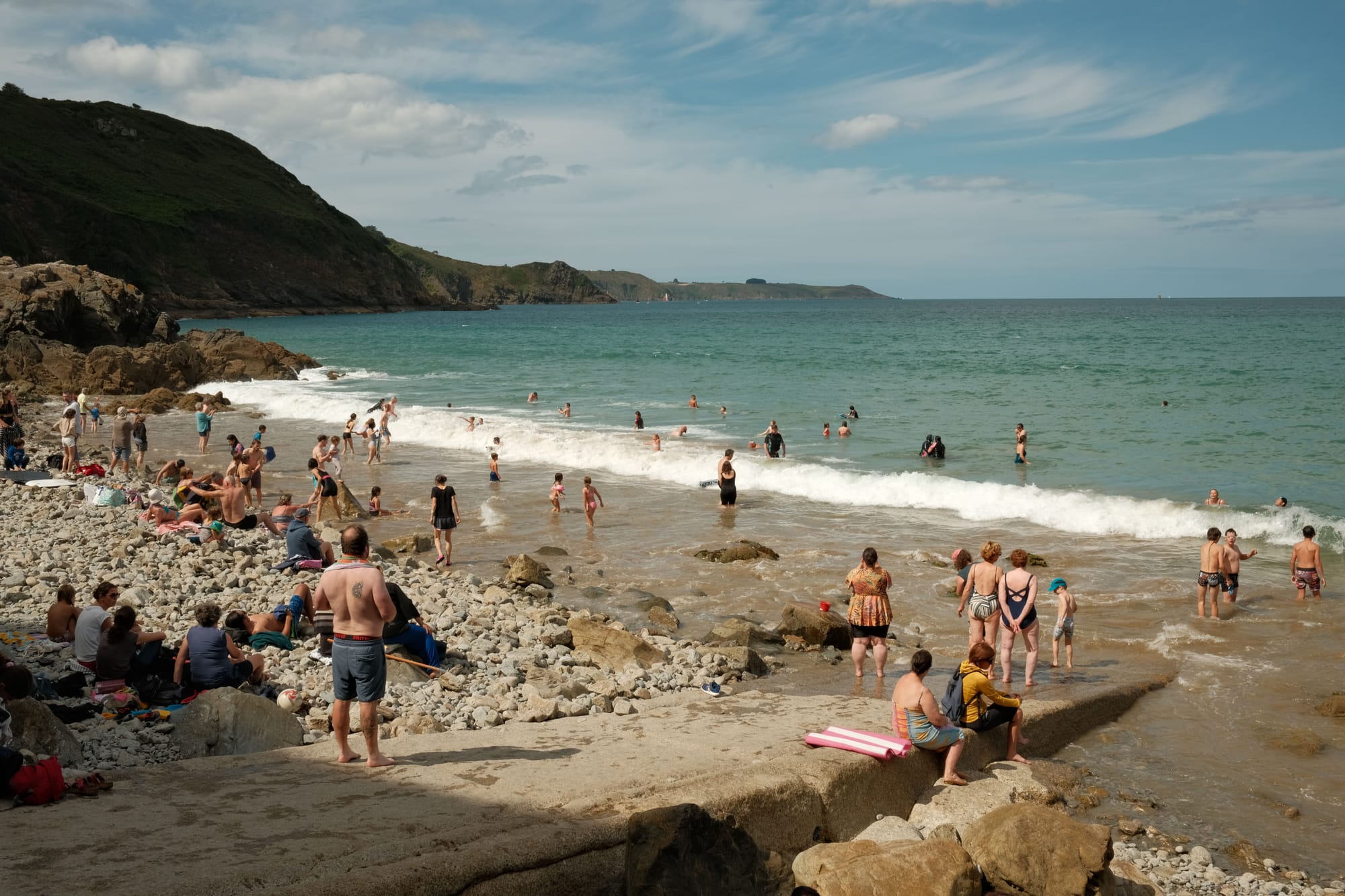 Voller Strand in der Bretagne im August