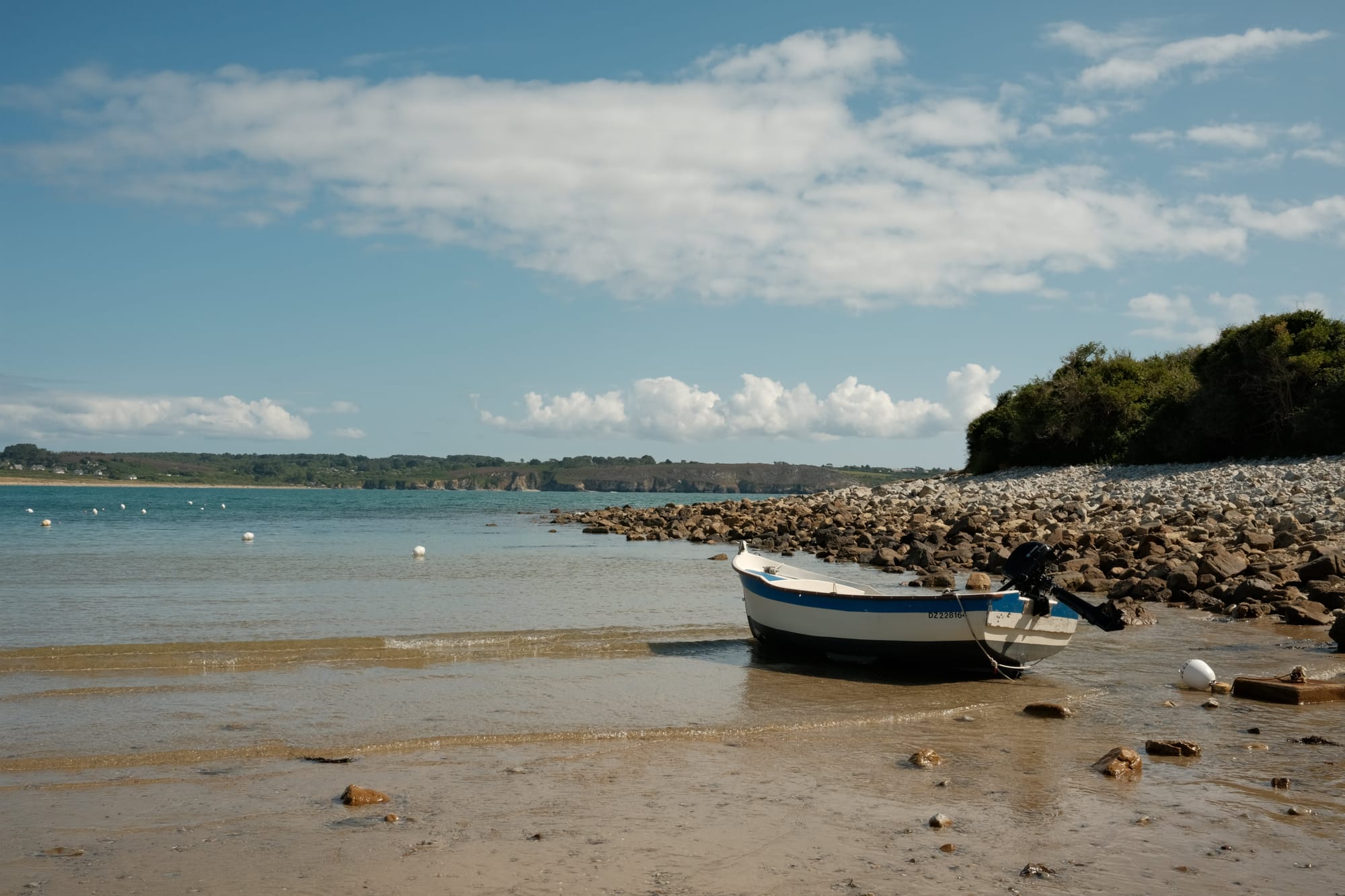 Ruhiger Strand in der Bretagne