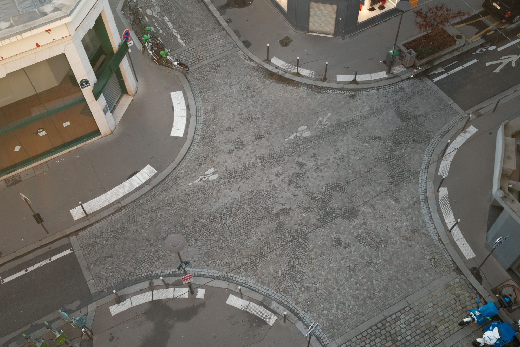 Die Vorfahrtsregel musst du für deine Frankreich Reise kennen