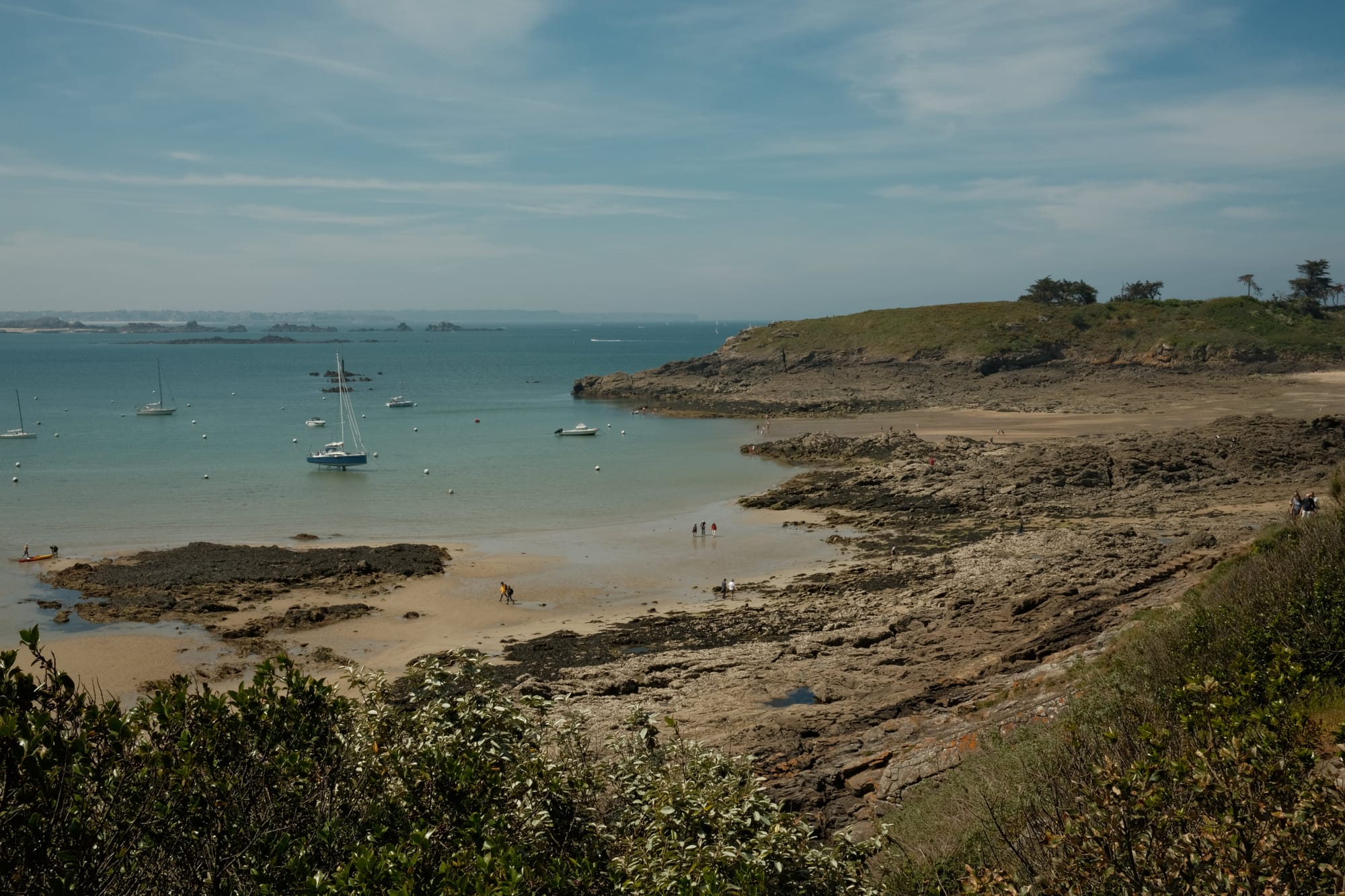 Bretonische Küste bei Sonnenschein