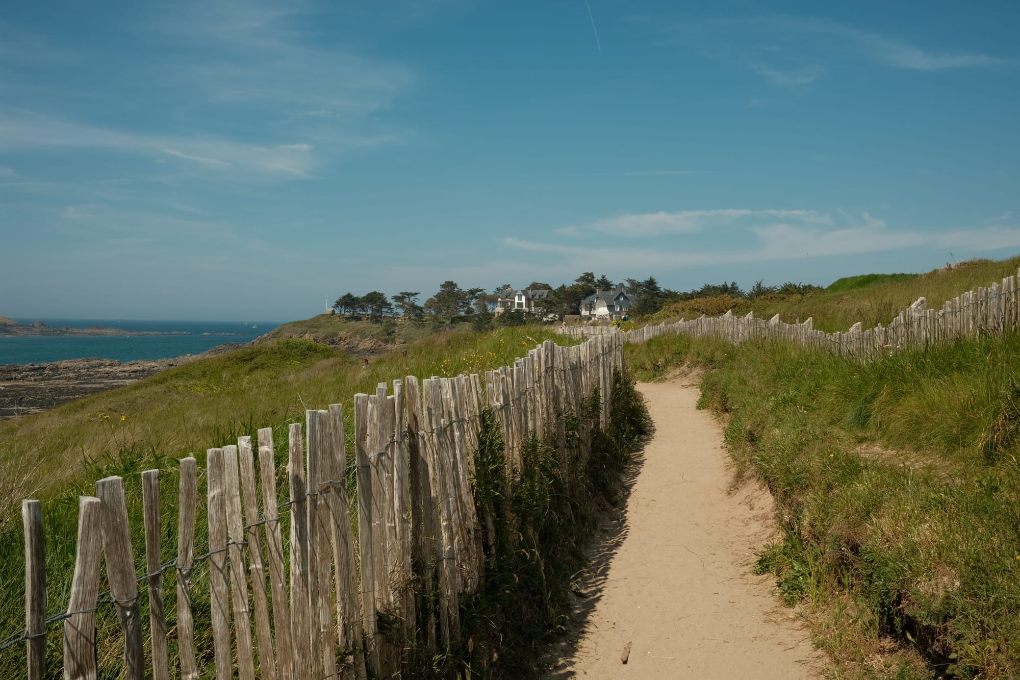 Wanderweg am Meer in der Bretagne (bei Saint-Briac, Ille-et-Vilaine)