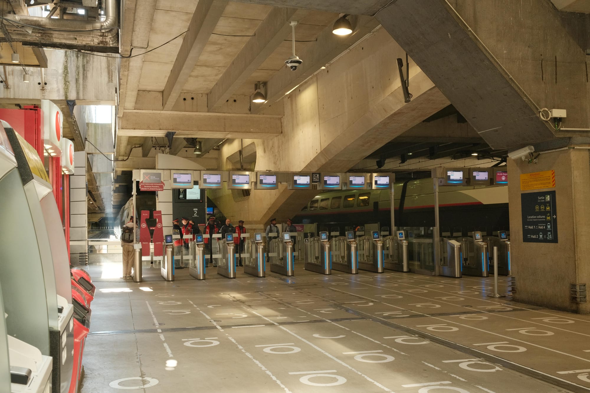 Check-In Gates im Bahnhof Montparnasse