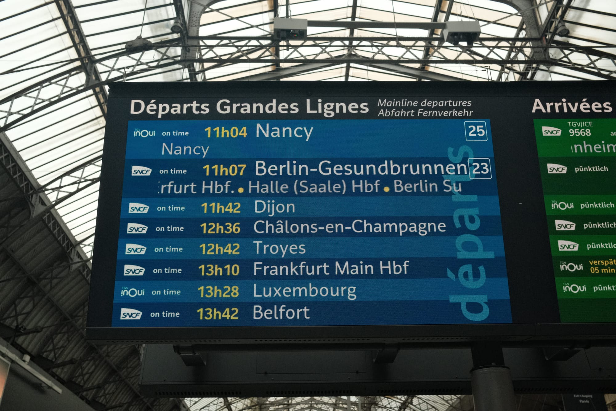 Anzeige direkt am Bahnhof-Eingang