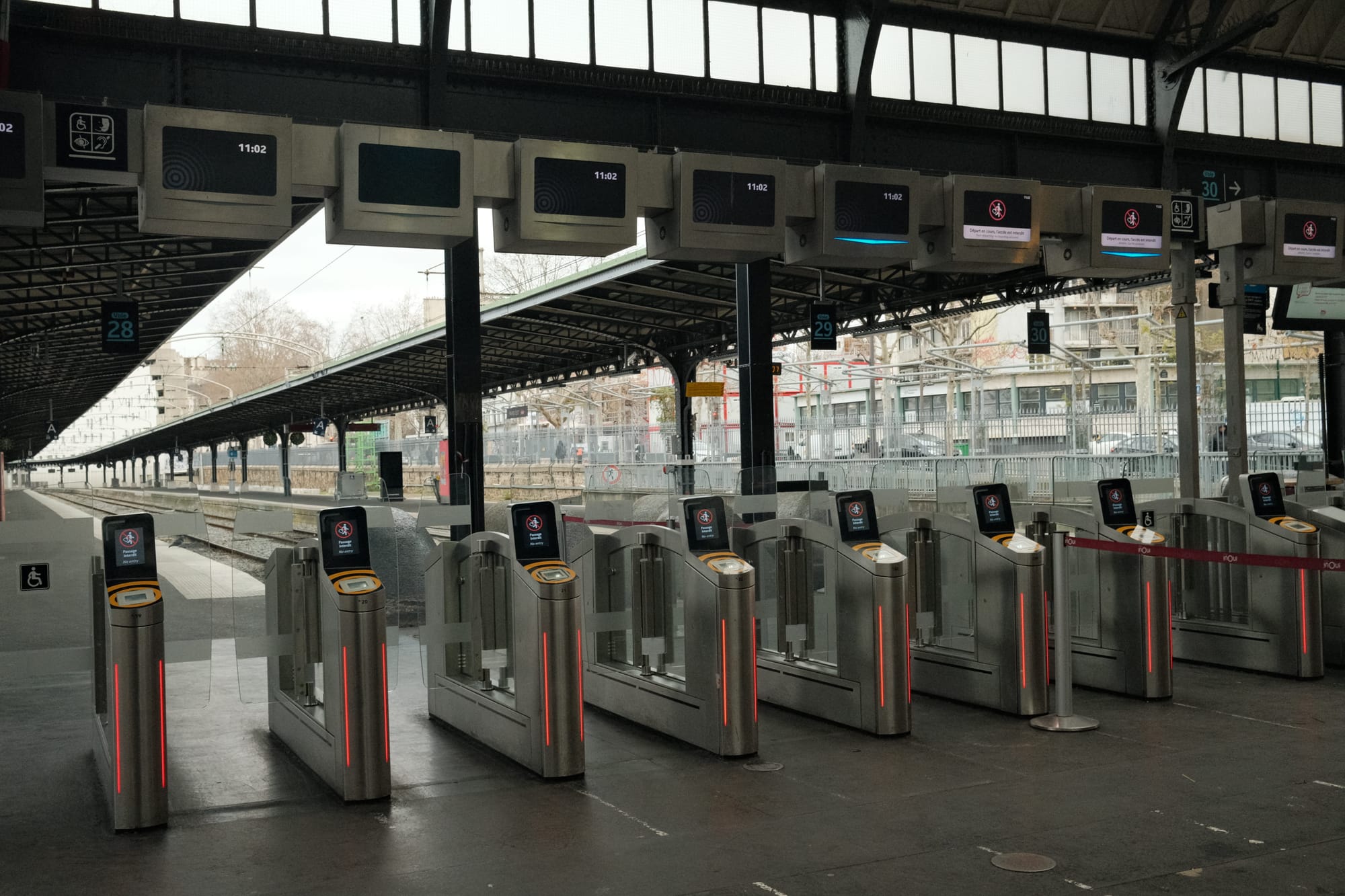 Kontrollpunkt am Gleiseingang im Bahnhof Gare de l'Est