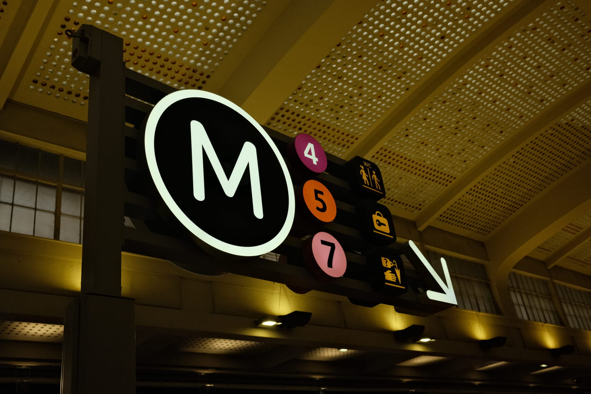 Metro Linien im Ostbahnhof in Paris