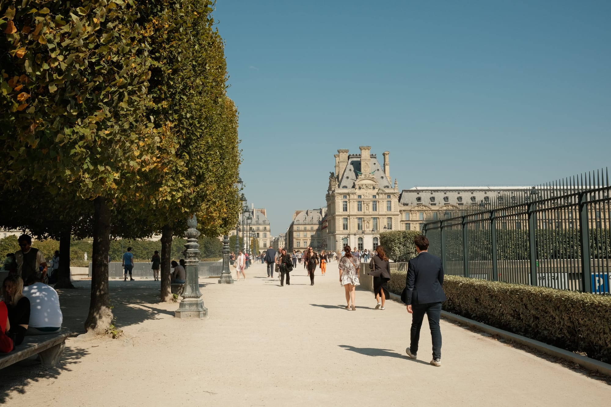 Paris zu Fuss (hier am Louvre)