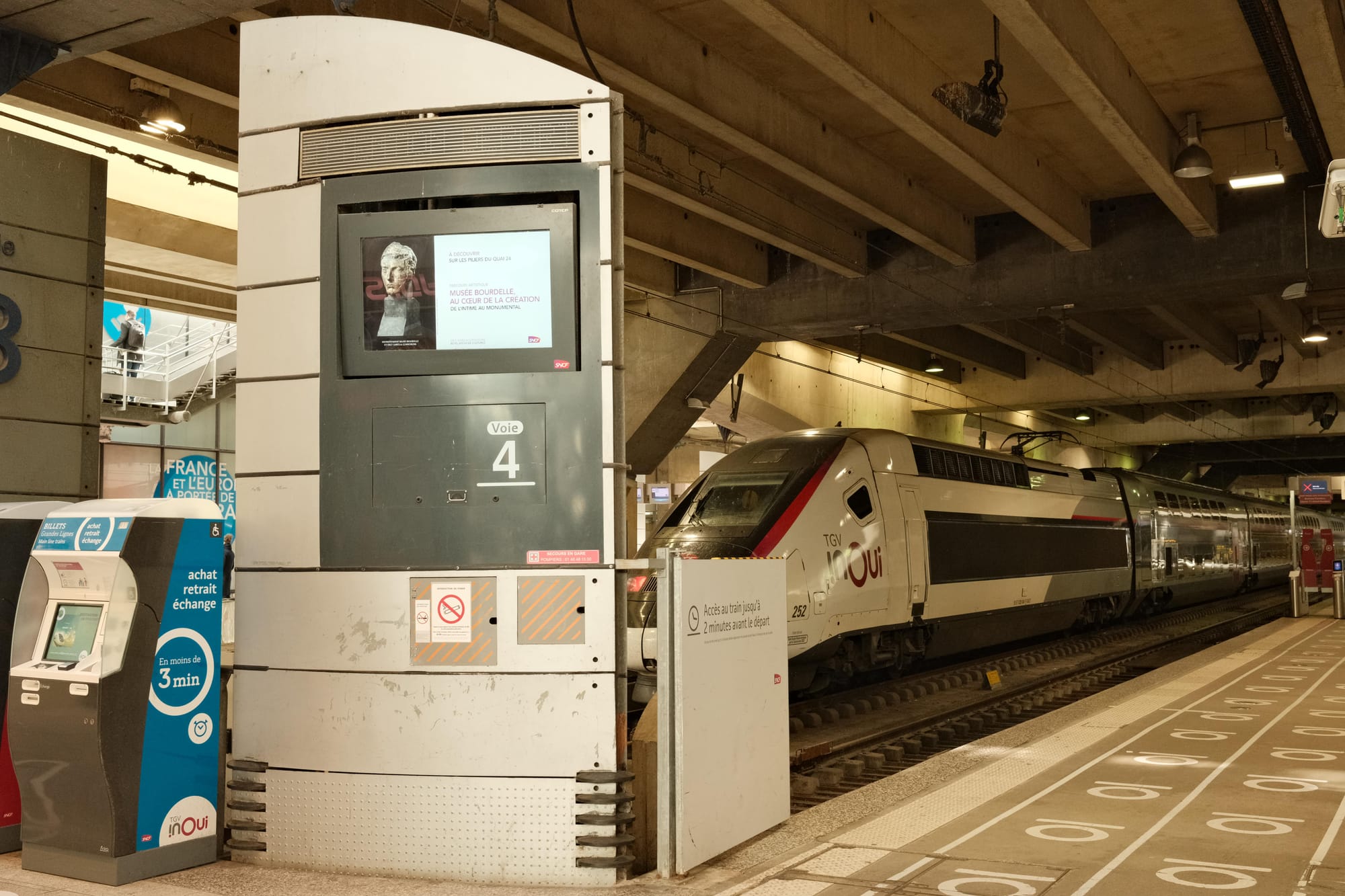 Abfahrt Richtung Bretagne im Bahnhof Paris Montparnasse