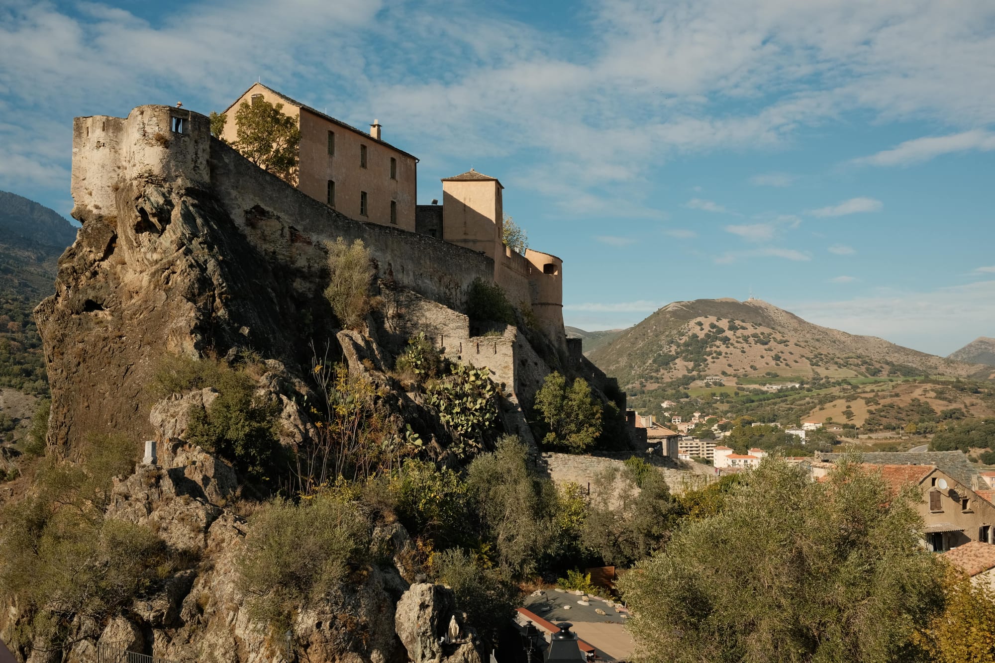 Corte liegt in den Bergen, und die Straßen, die dorthin führen, entsprechen dieser bergigen Umgebung.