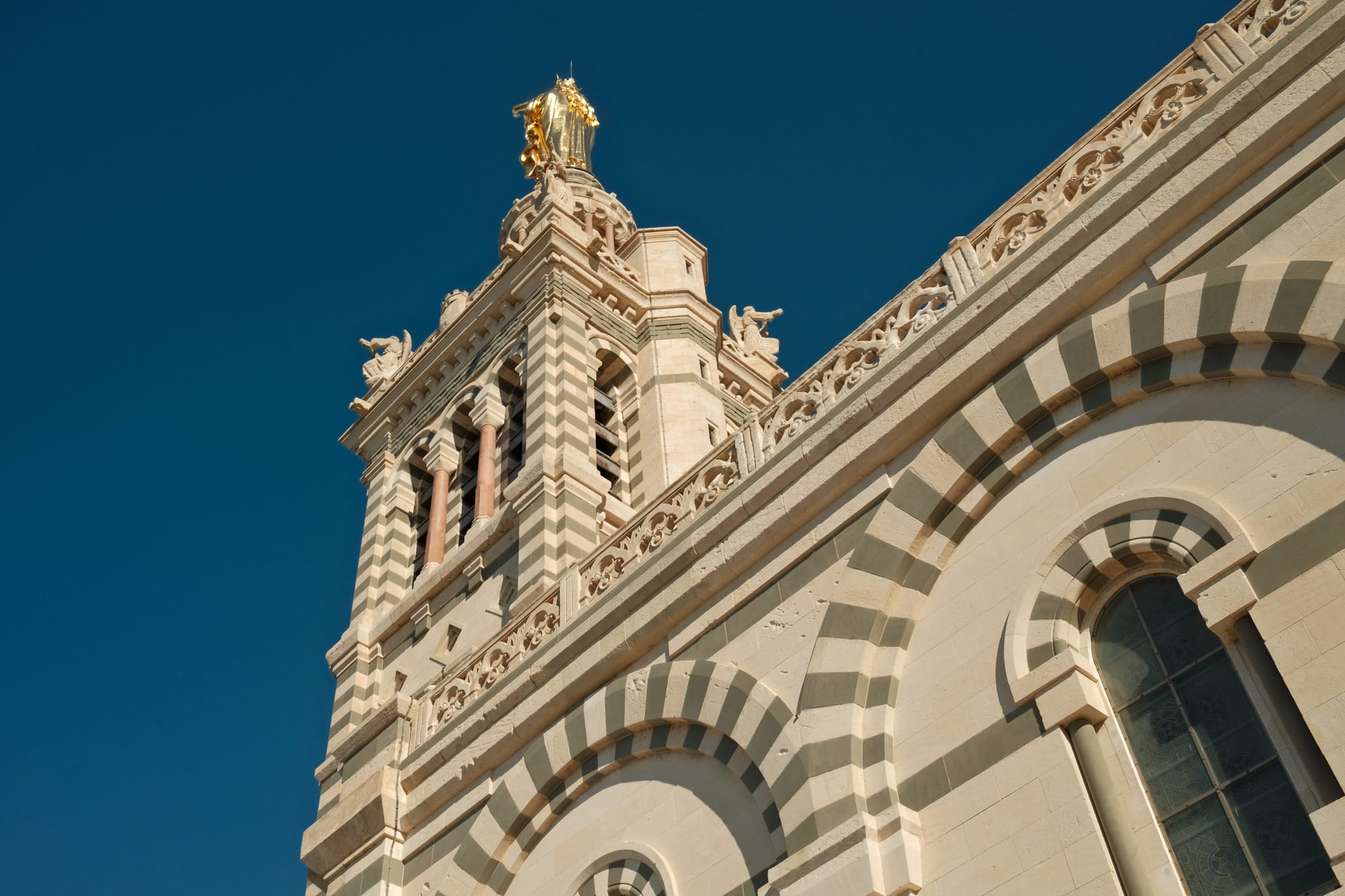 Glänzende Statue an der Basilika Notre Dame