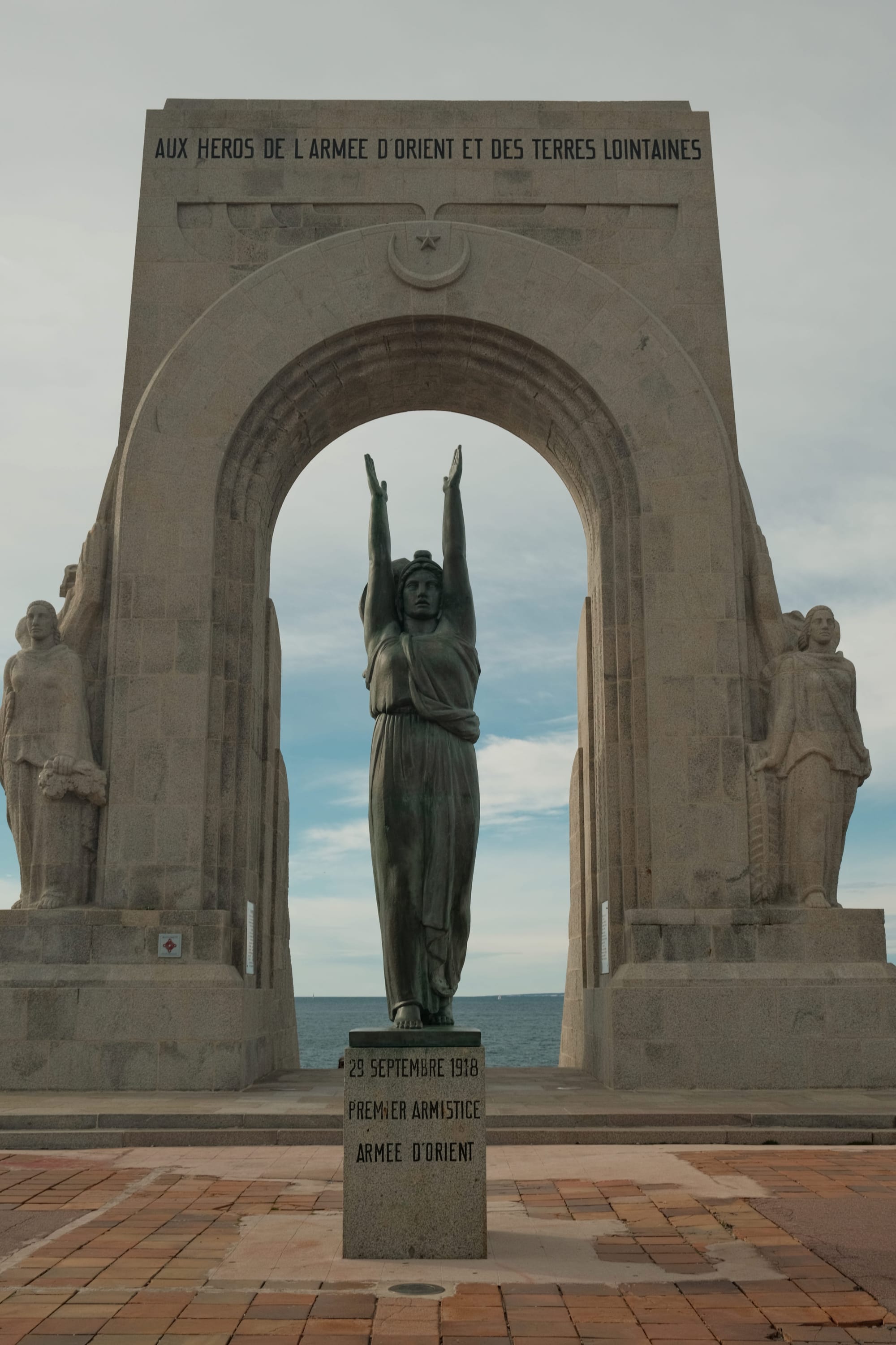 Denkmal an der Corniche Kennedy