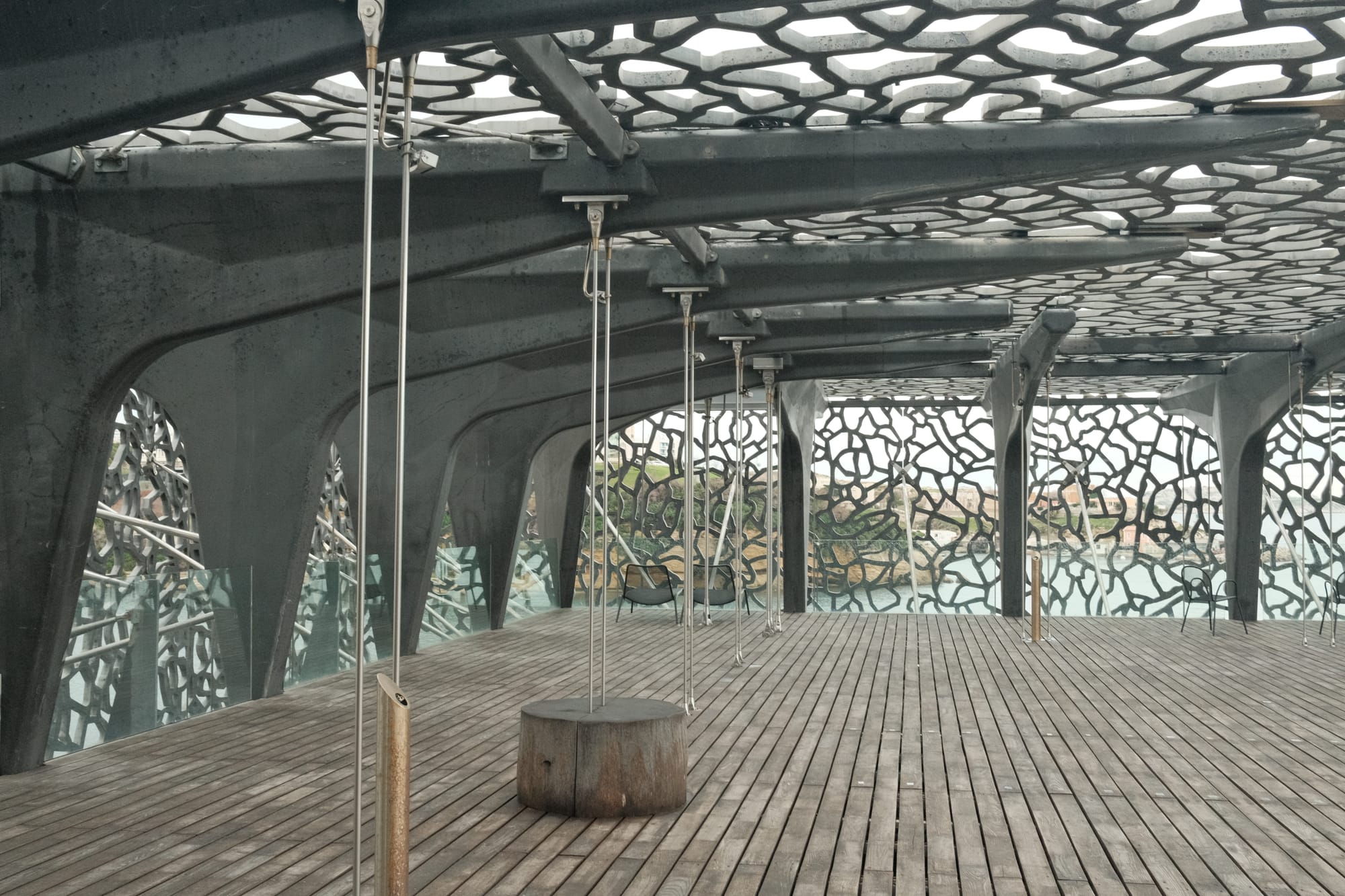 Beton-Dekoration, ähnlich wie mediterrane Moucharabieh