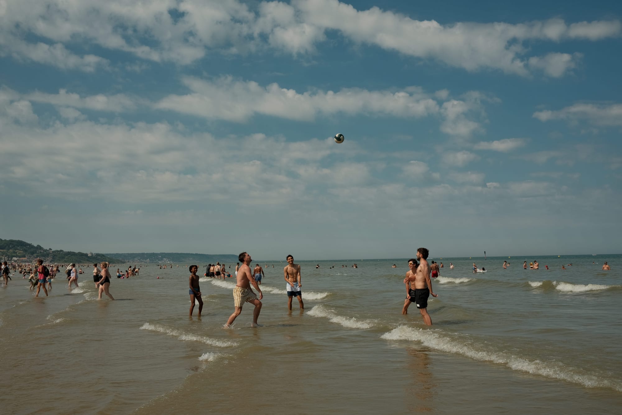 Jungs am spielen am Strand in der Normandie