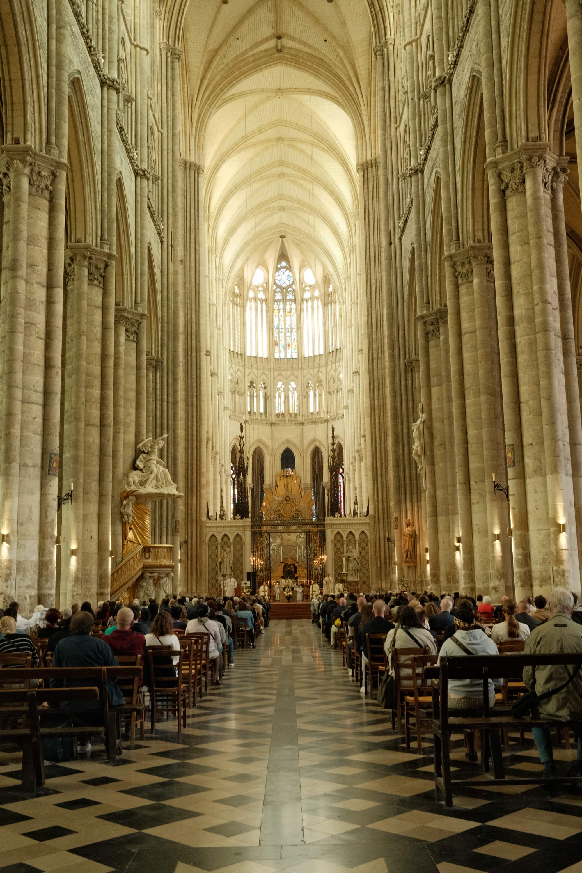 Gottesdienst an der Kathedrale in Amiens