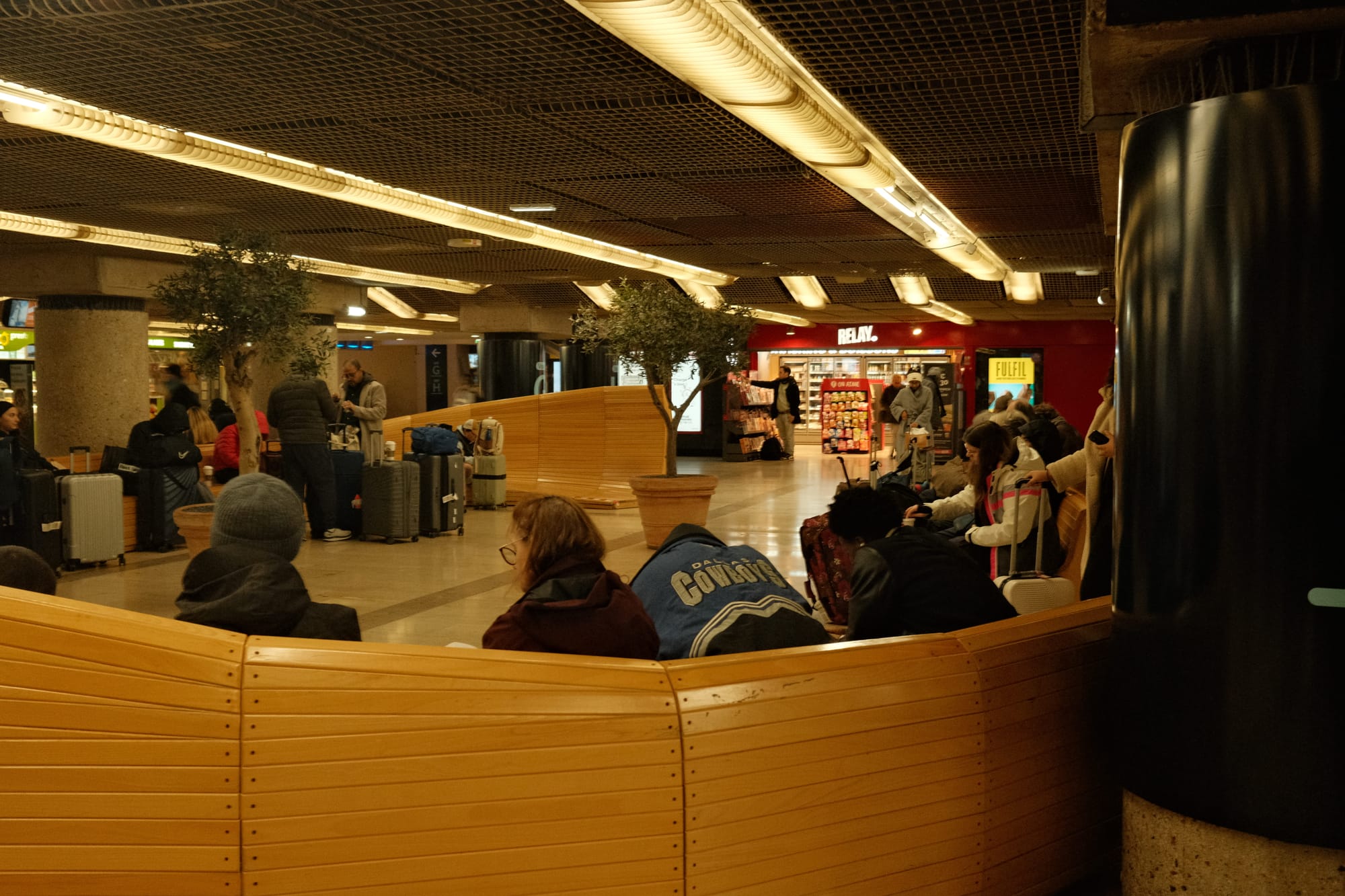 Wartebereich in der Halle 3: Nicht unbedingt super angenehm, wie ich finde