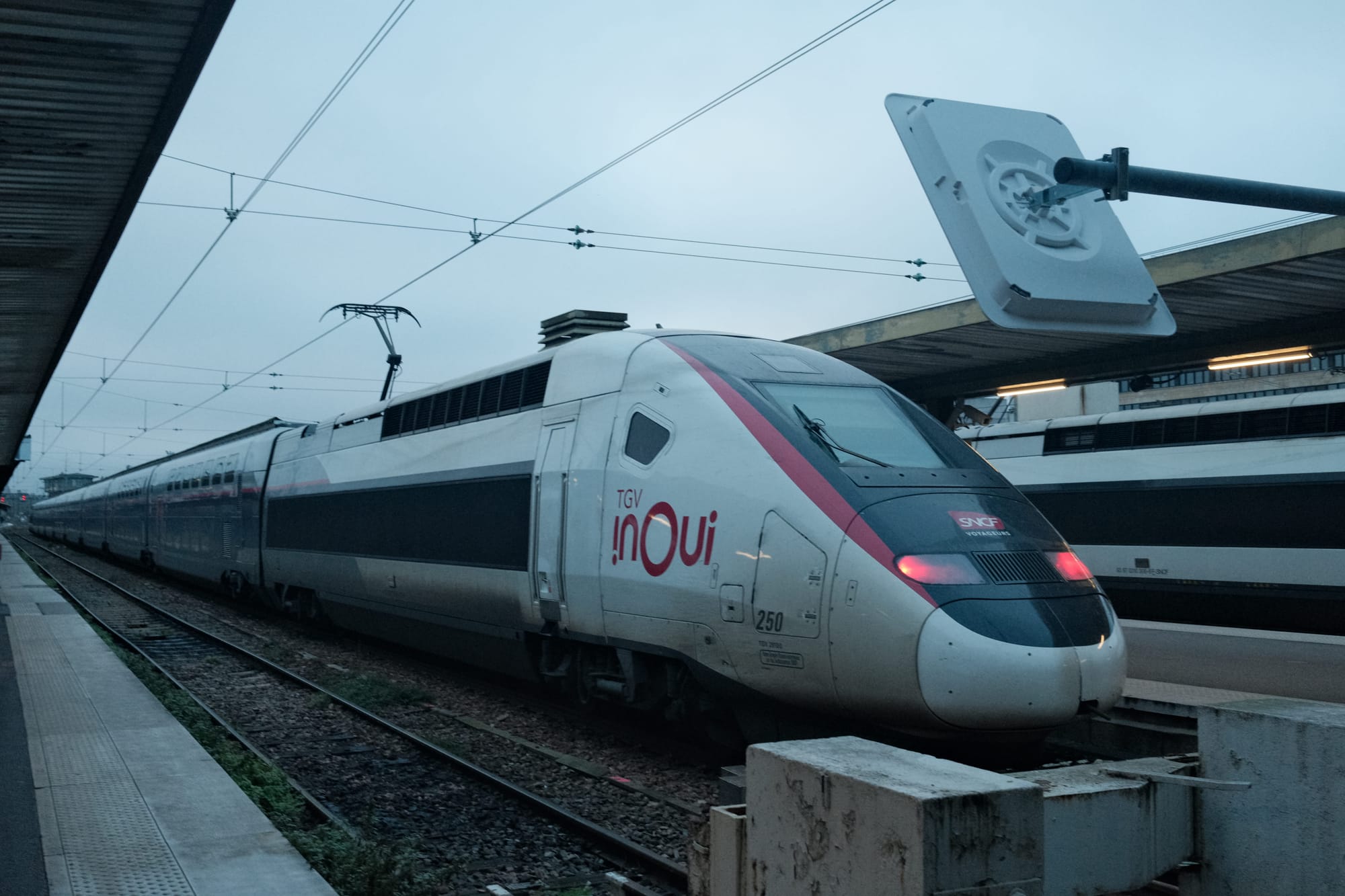 TGV-Zug am Gleis in Paris Gare de Lyon