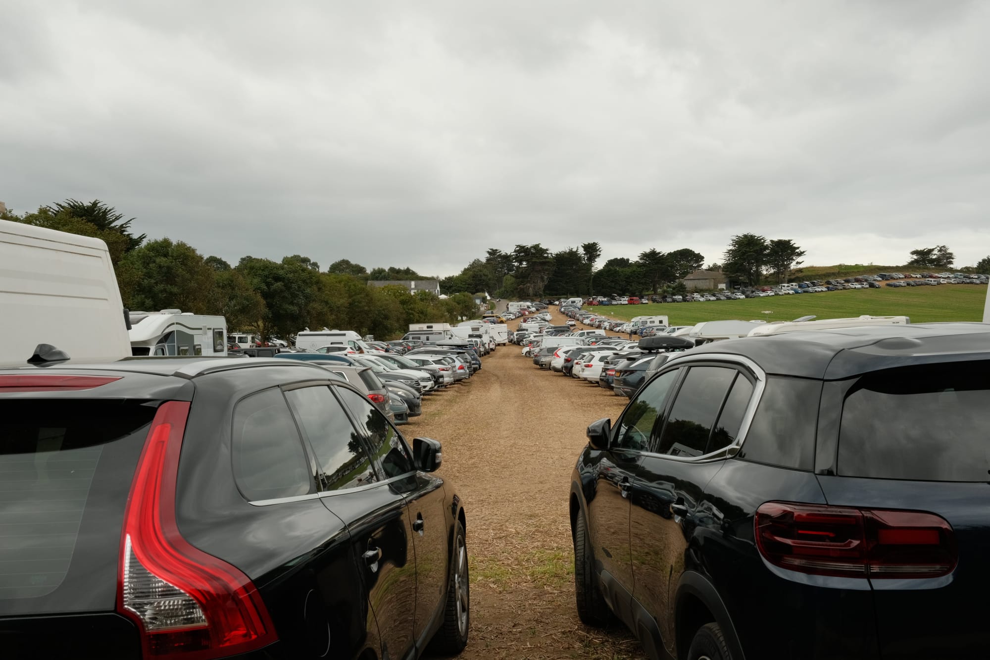 Voller Parkplatz im Hochsommer