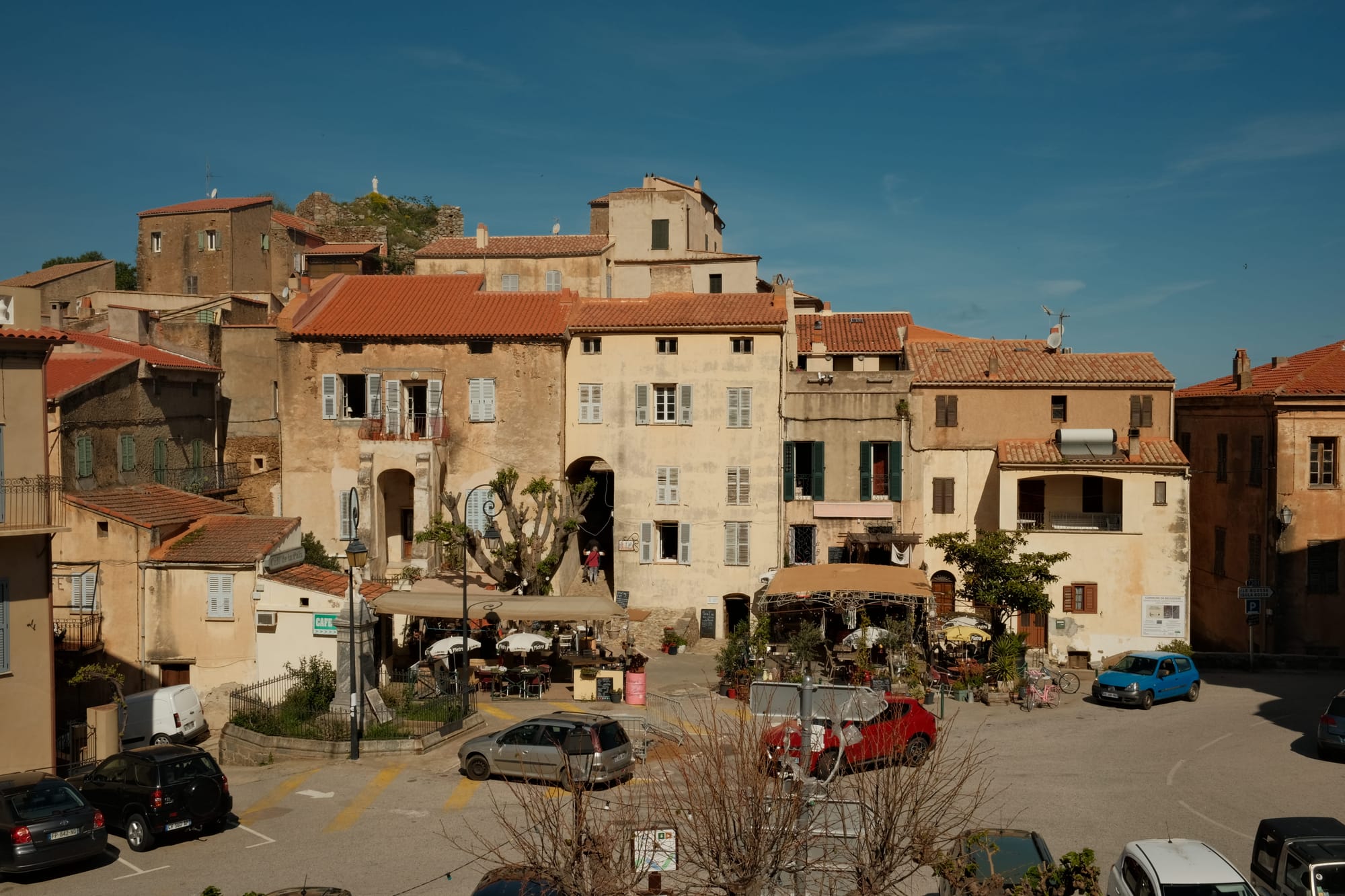 In den Dorfzentren sind Pools möglicherweise etwas seltener anzutreffen