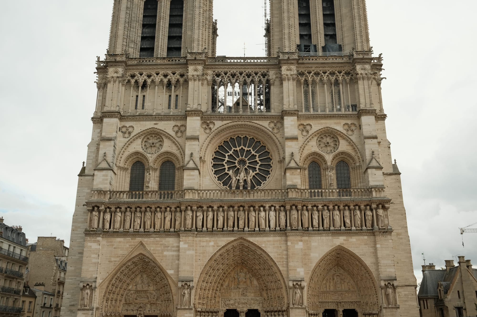 Westfassade der Kathedrale Notre Dame in Paris