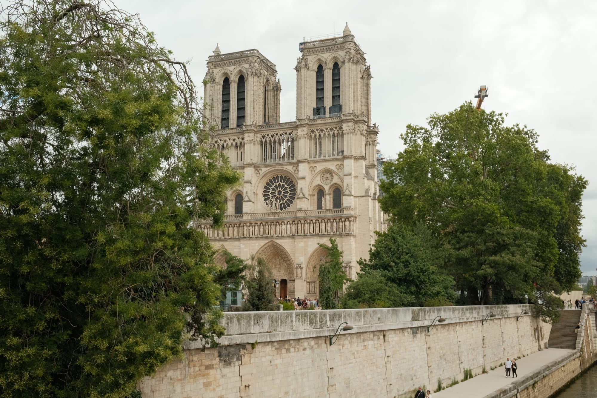 Seitenansicht von Notre-Dame