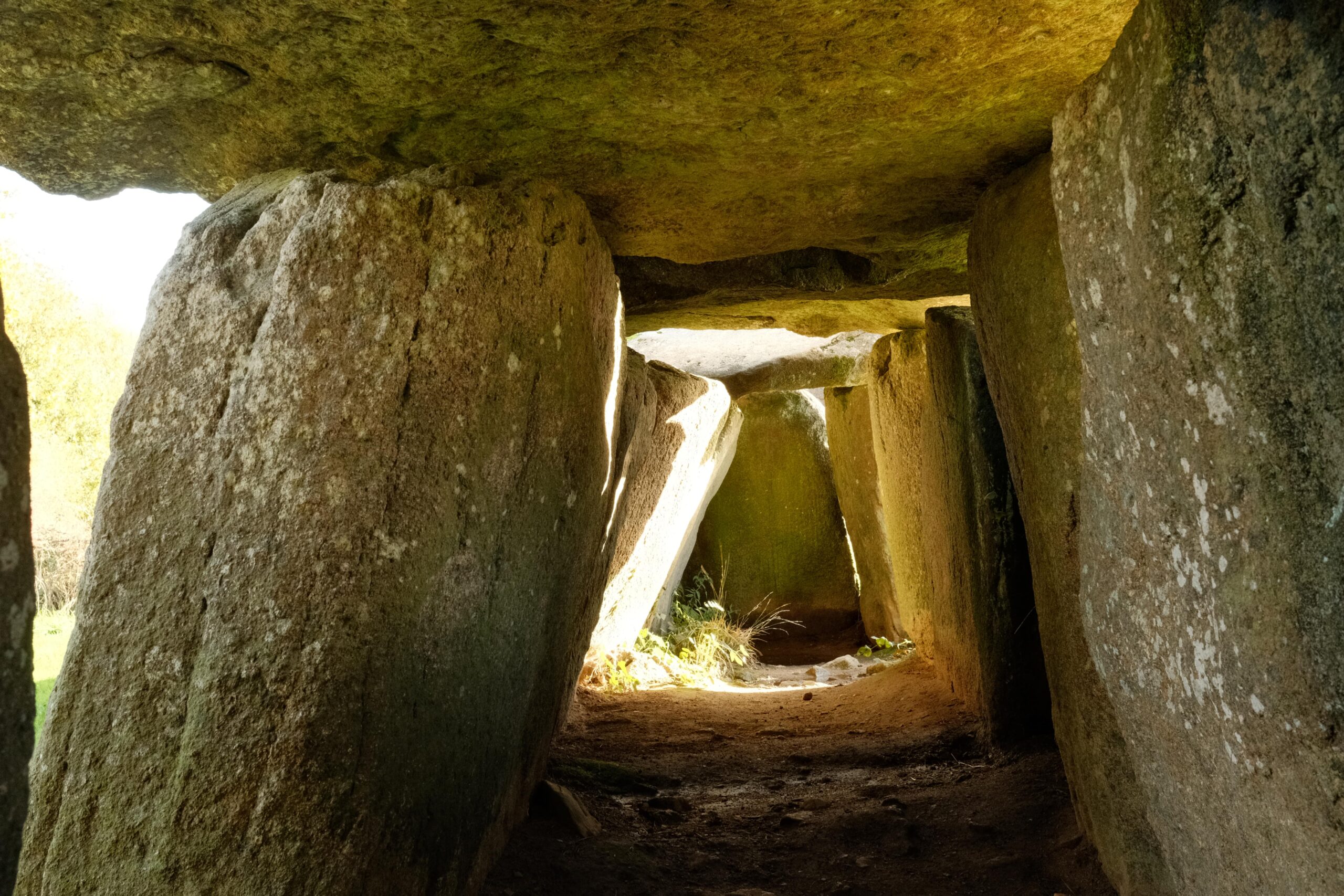 Megalith von Mougau-Bihan, von drinnen gesehen in der Bretagne