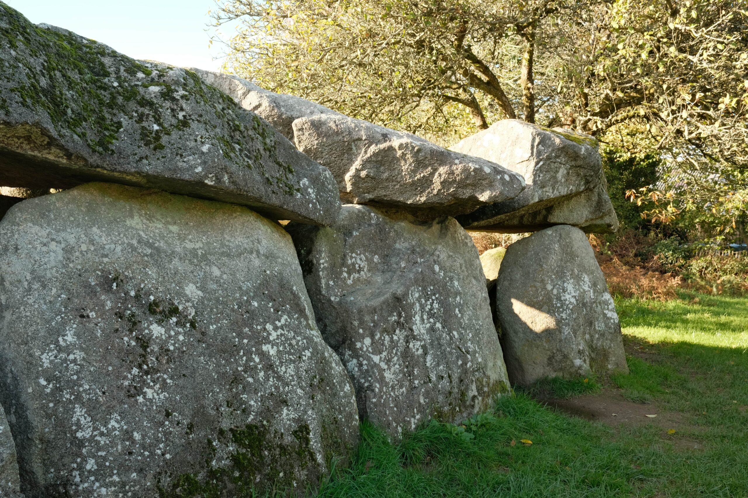 Megalith von Mougau-Bihan in der Bretagne