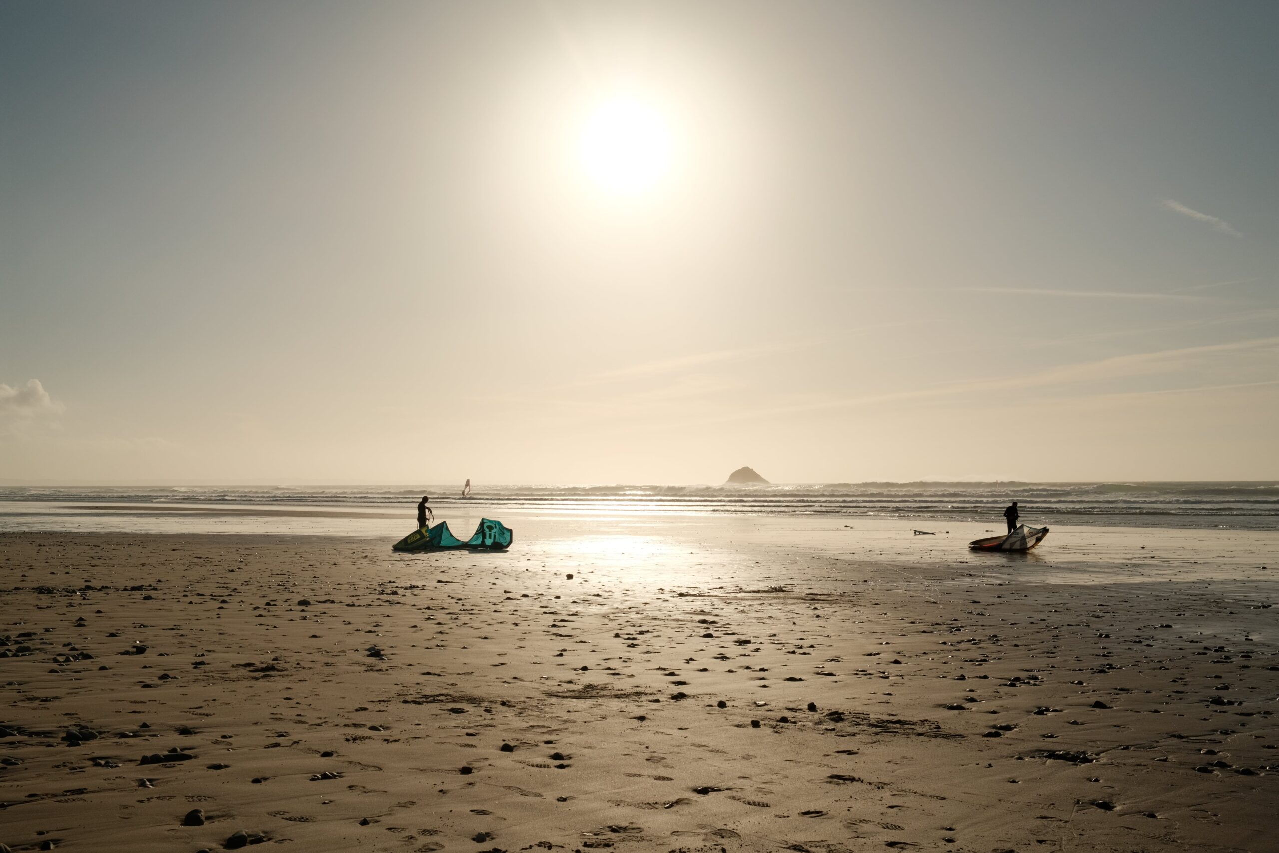 Bild Kite-Surfer auf einem Strand in der Bretagne.