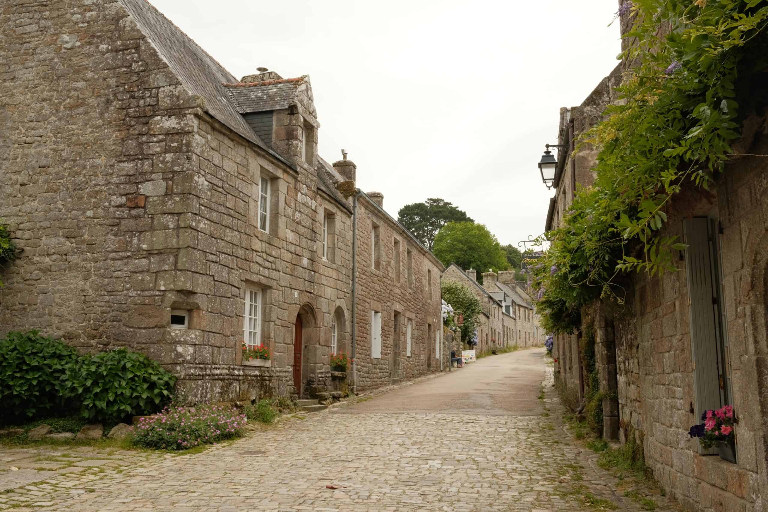 Einsame Strasse in Locronan