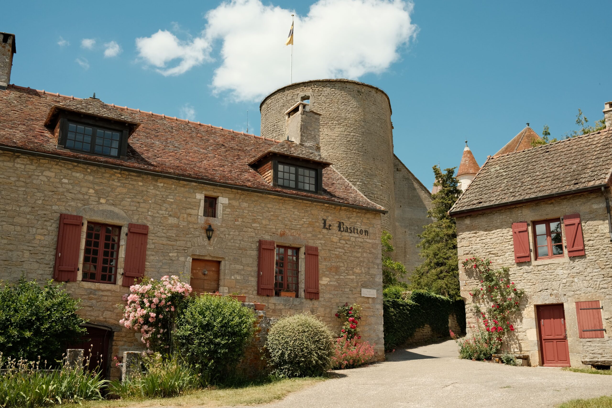 Zentrum eines mittelalterlichen Dorfes in Frankreich
