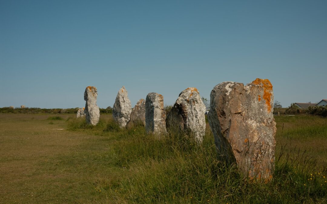 Steinzeitzauber: Die faszinierenden Menhire der Bretagne